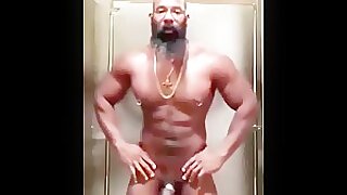 BLACK DADDY IN BATHROOM STALL