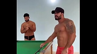 Chamei os amigos pra jogar sinuca e me fizeram pegar em seus tacos&period;