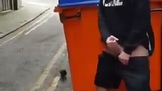 Lecker Typ mit Cappy und Shorts wichst sich auf der Straße in London die Sahne raus.