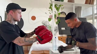 Amigo chamou pra treinar na casa dele&comma; mas o cunhado dele estava l&aacute; e queria era dar pra n&oacute;s dois&period; - Free
