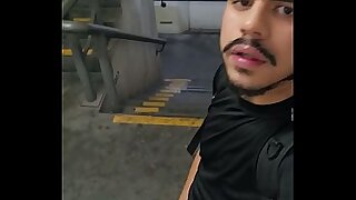 Lavando banheiro p&uacute;blico de mijo