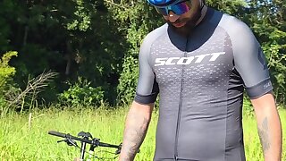 Bearded cyclist handsfree cum