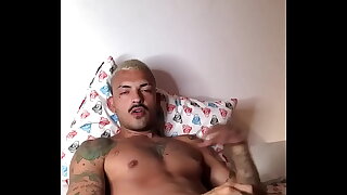 Macho insinuando rola grande