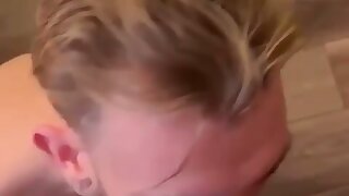 Slet pijpt grote zwarte paal
