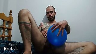 Verga dura desliz&aacute;ndose entre globos inflados